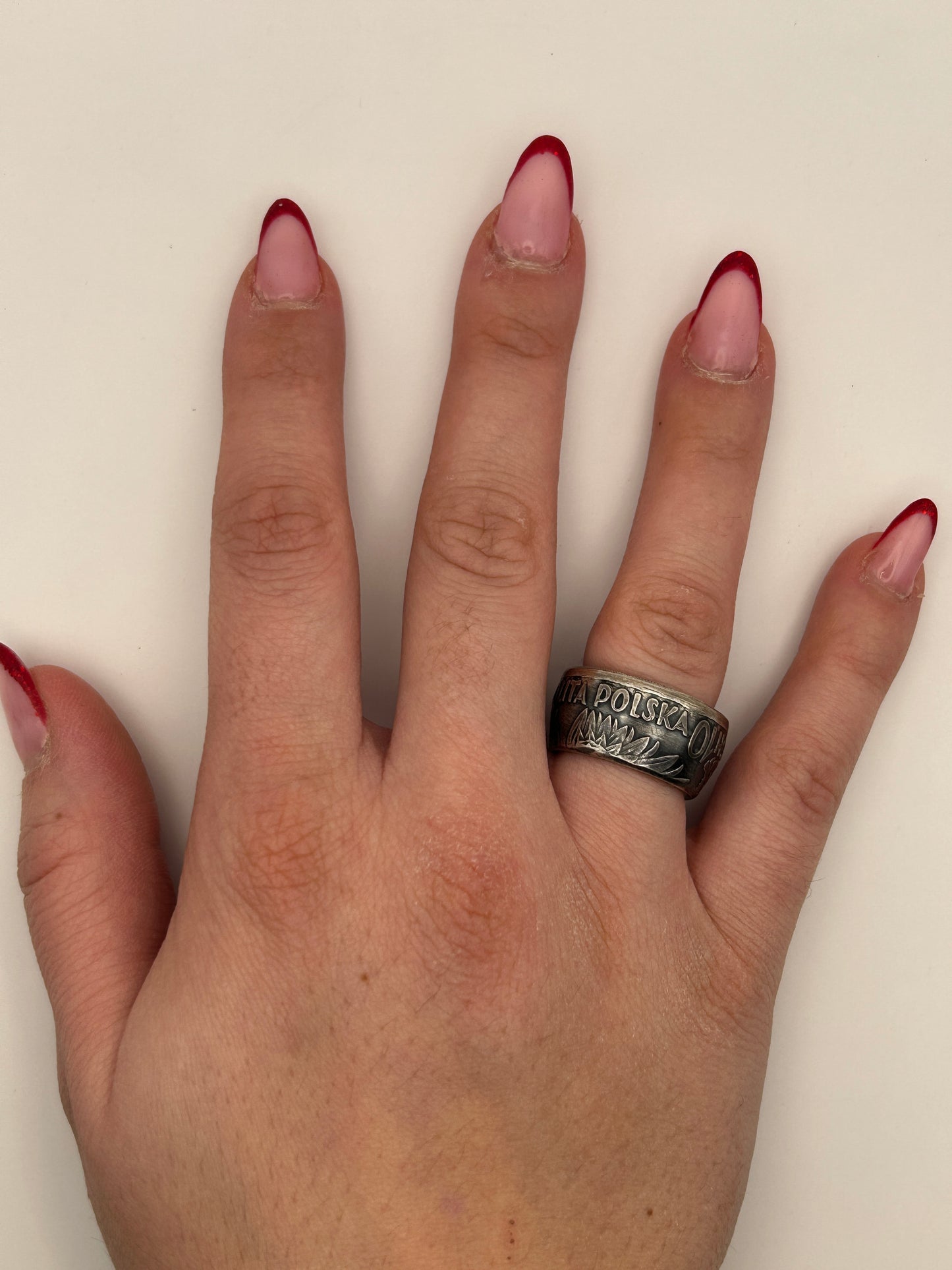 Bague pièce de monnaie 10 zloty Reine Jadwiga en alliage d'argent 750% Monnaia, bijou artisanal unique avec inscriptions historiques.