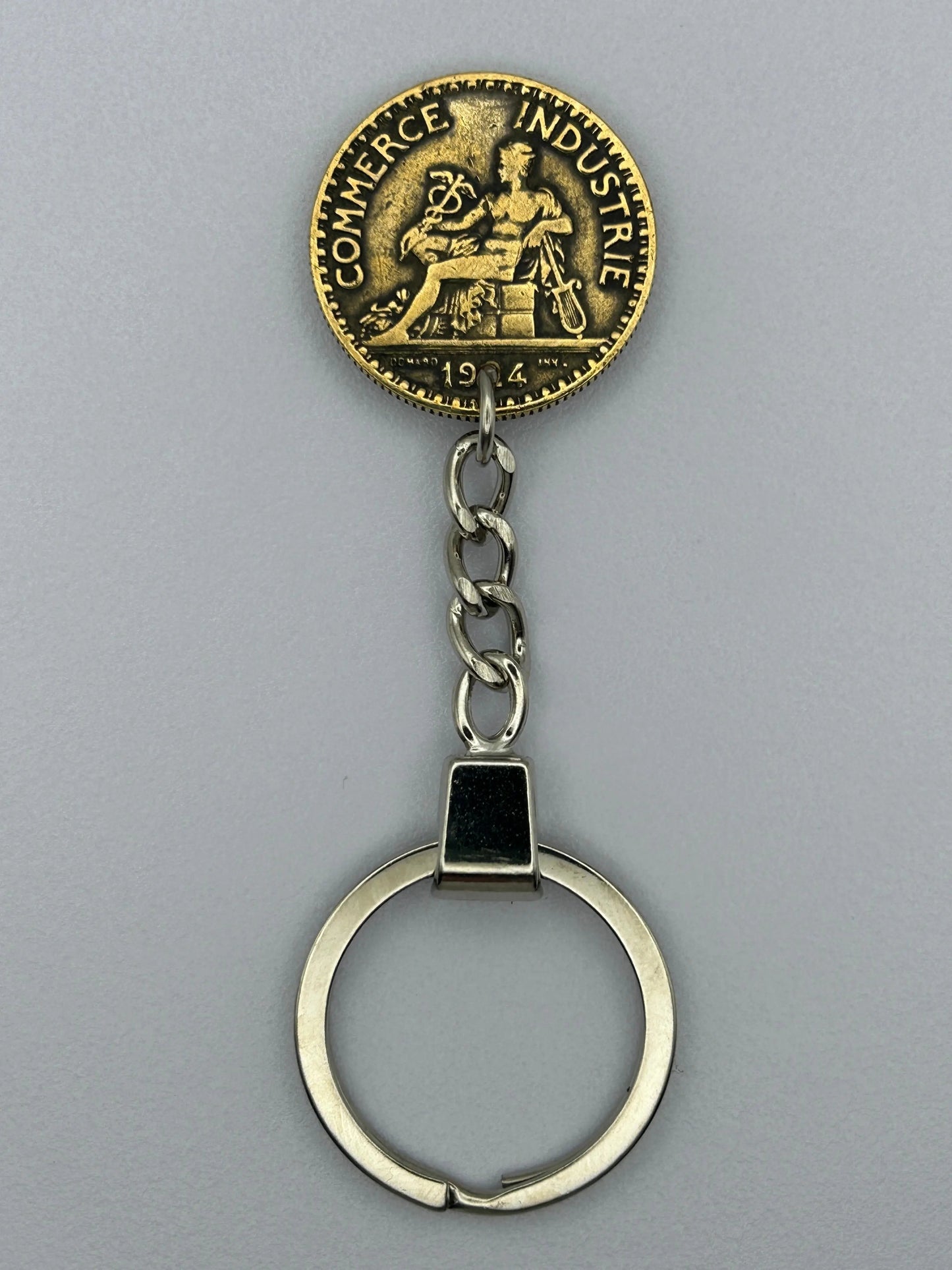 Porte-clés en pièce de monnaie, pratique et décoratif pour collectionneurs.