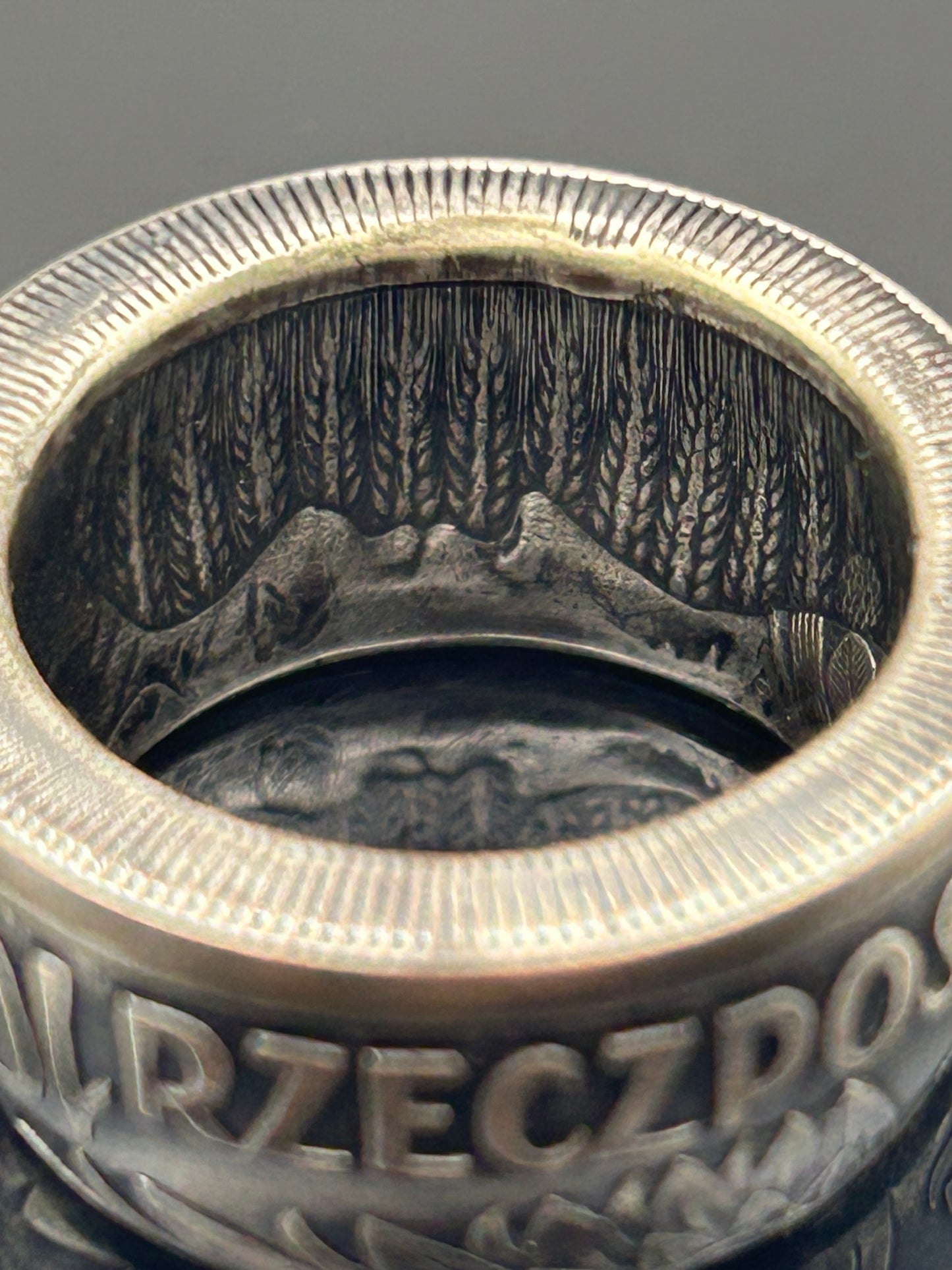Bague pièce de monnaie 10 zloty Reine Jadwiga en alliage d'argent 750% Monnaia, bijou artisanal unique avec inscriptions historiques.

