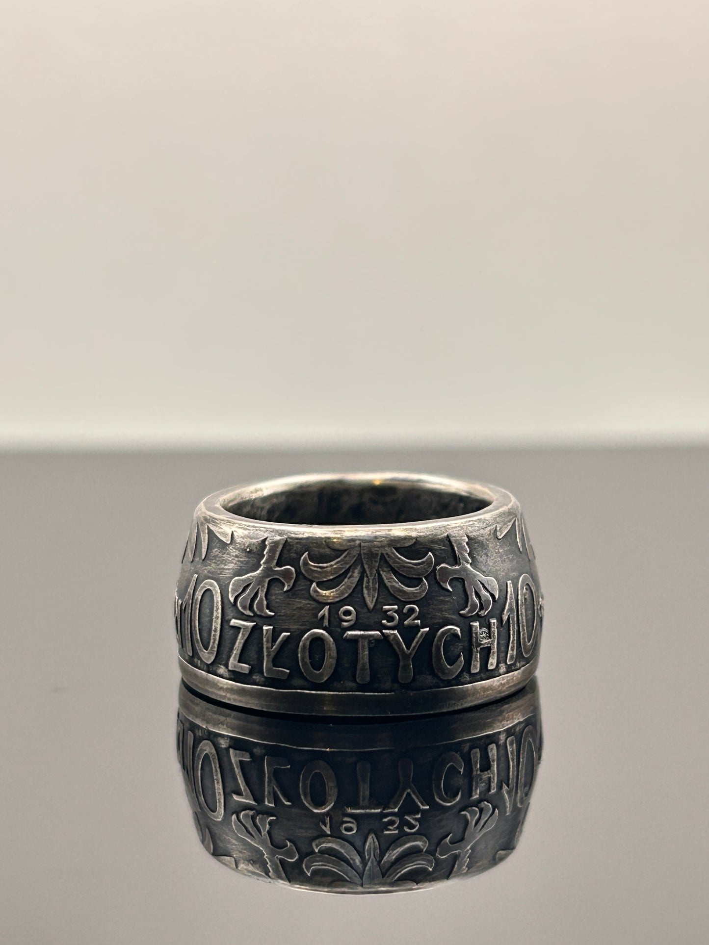 Bague pièce de monnaie 10 zloty Reine Jadwiga en alliage d'argent 750% Monnaia, bijou artisanal unique avec inscriptions historiques.
