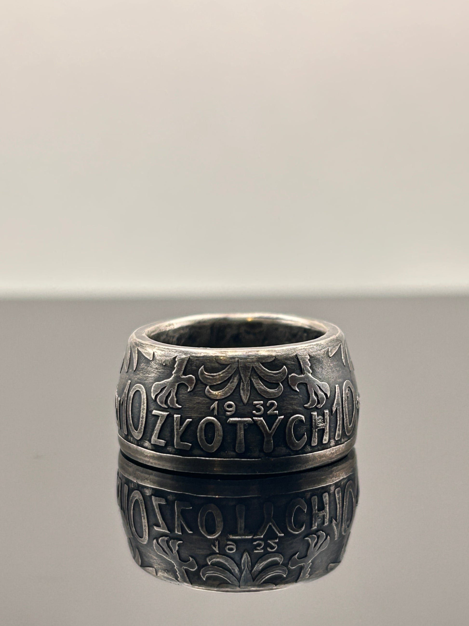 Bague pièce de monnaie 10 zloty Reine Jadwiga en alliage d'argent 750% Monnaia, bijou artisanal unique avec inscriptions historiques.

