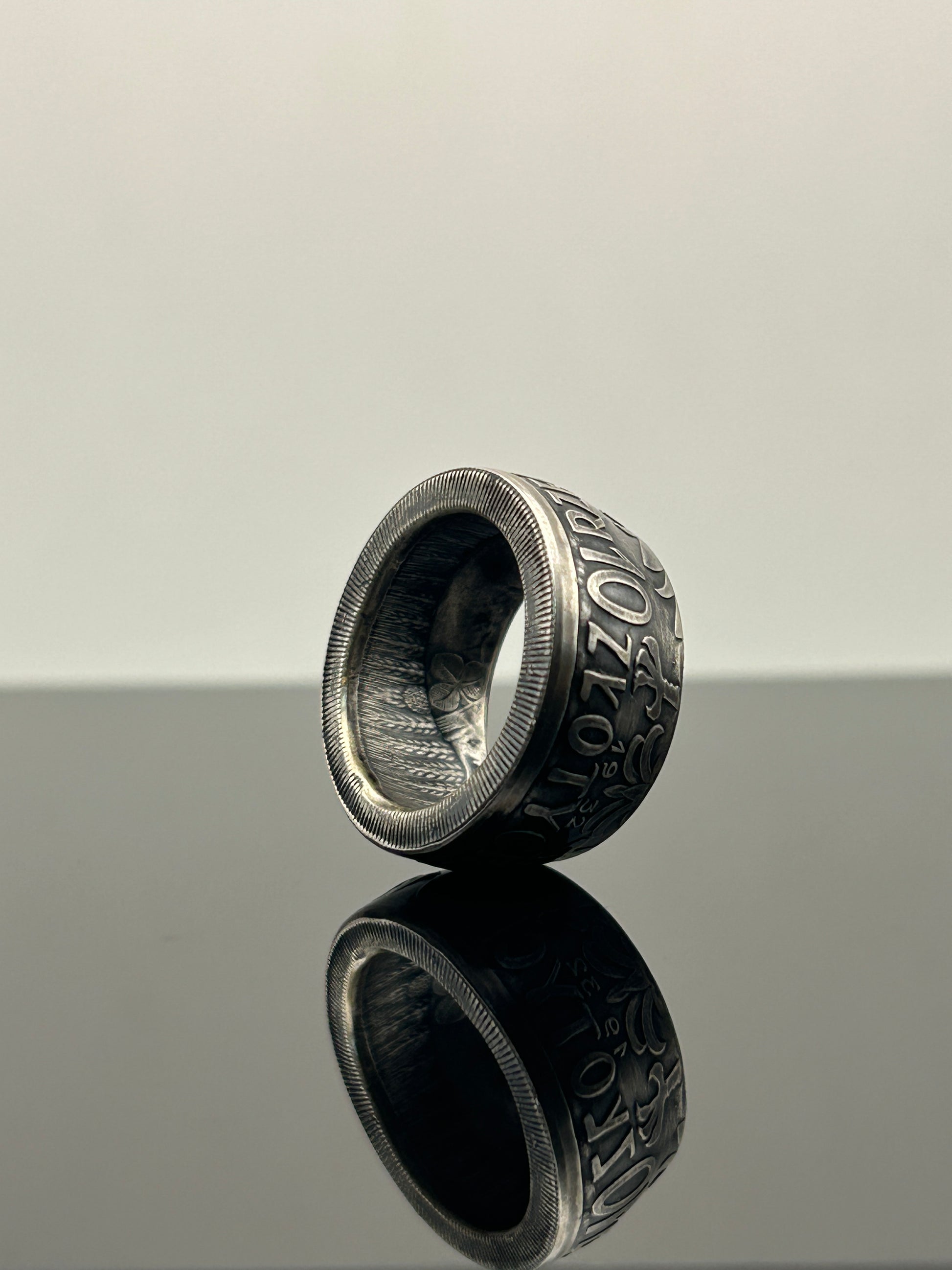 Bague pièce de monnaie 10 zloty Reine Jadwiga en alliage d'argent 750% Monnaia, bijou artisanal unique avec inscriptions historiques.
