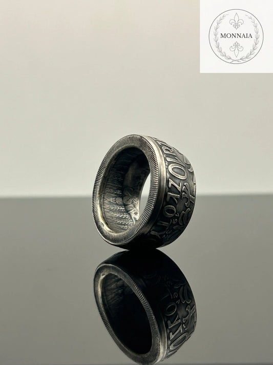 Bague pièce de monnaie 10 zloty Reine Jadwiga en alliage d'argent 750% Monnaia, bijou artisanal unique avec inscriptions historiques.
