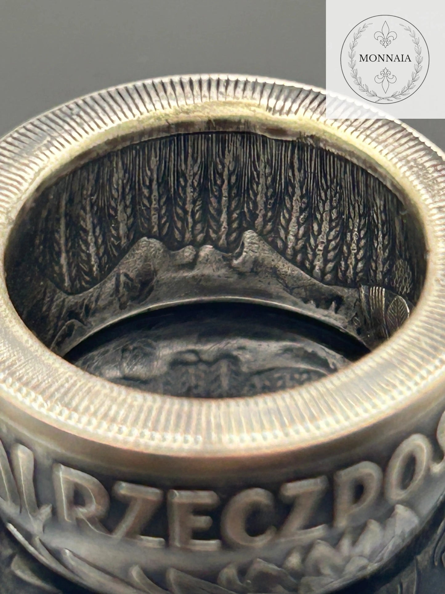 Bague pièce de monnaie 10 zloty Reine Jadwiga en alliage d'argent 750% Monnaia, bijou artisanal unique avec inscriptions historiques.

