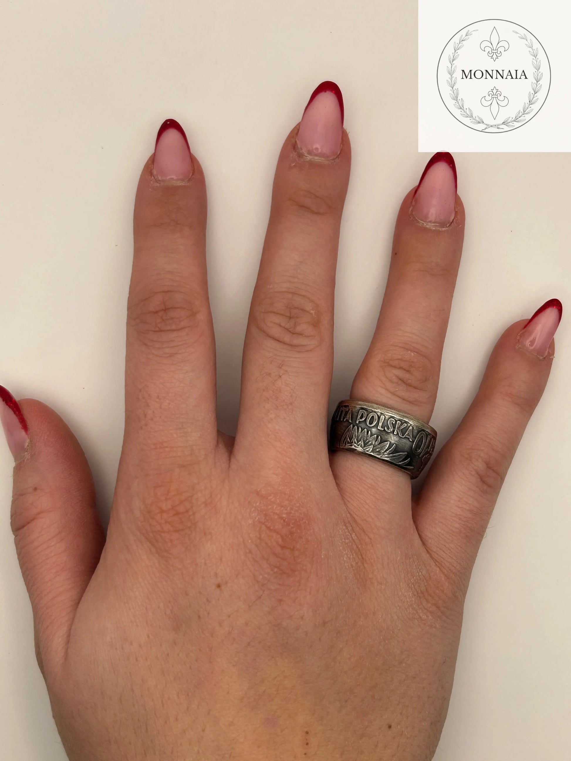 Bague pièce de monnaie 10 zloty Reine Jadwiga en alliage d'argent 750% Monnaia, bijou artisanal unique avec inscriptions historiques.

