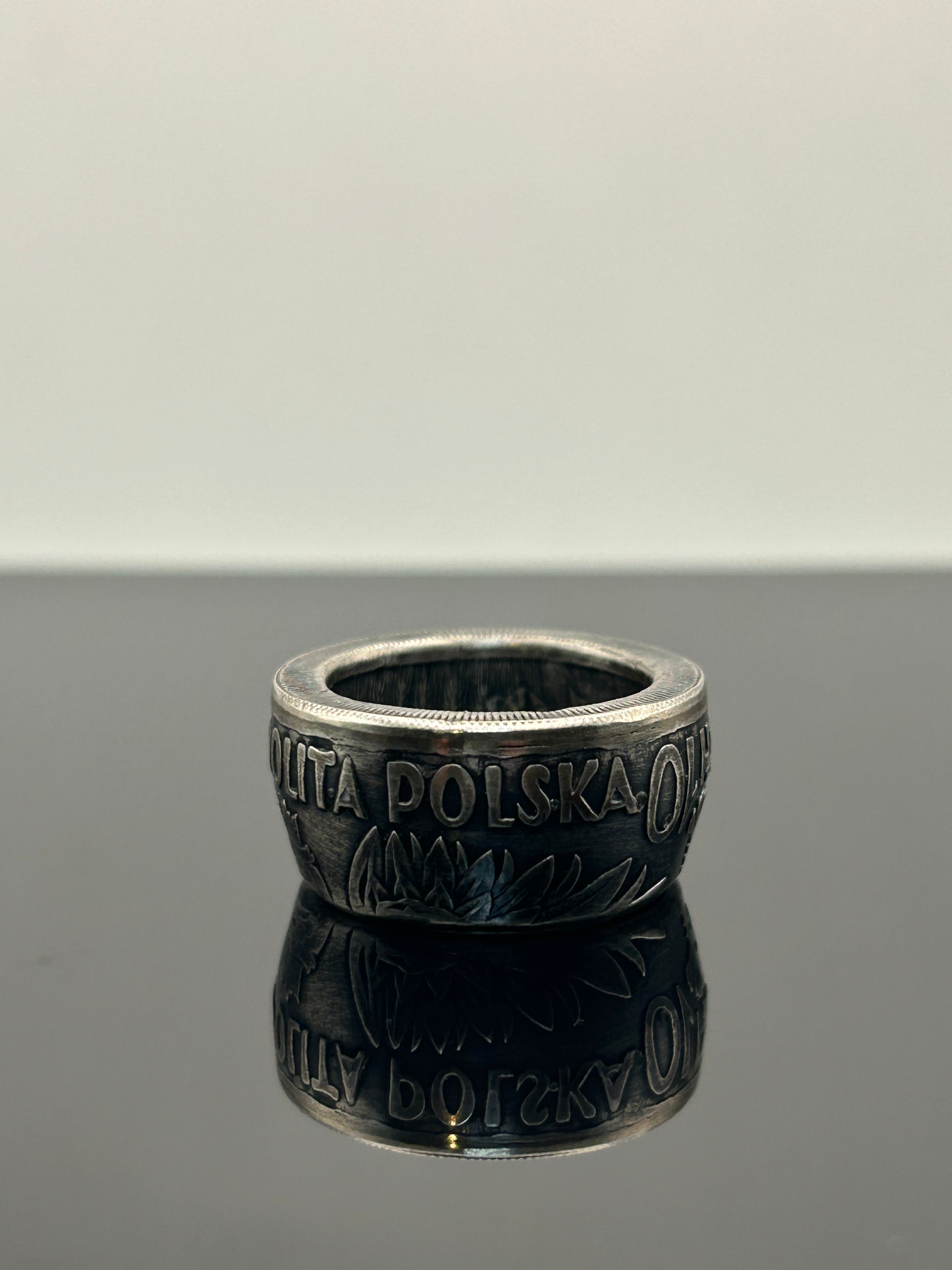 Bague pièce de monnaie 10 zloty Reine Jadwiga en alliage d'argent 750% Monnaia, bijou artisanal unique avec inscriptions historiques.

