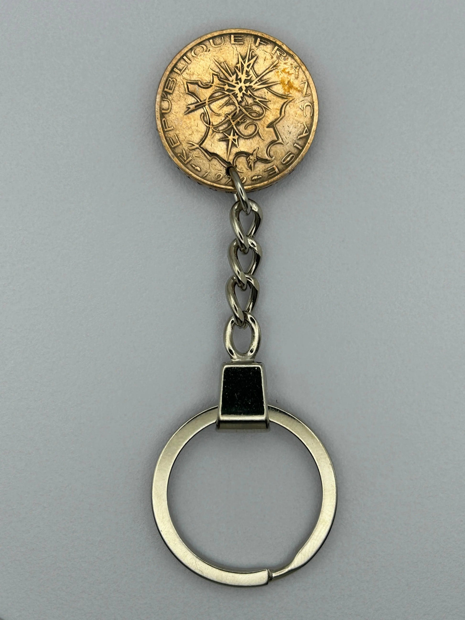 Porte-clés en pièce de monnaie, pratique et décoratif pour passionnés
