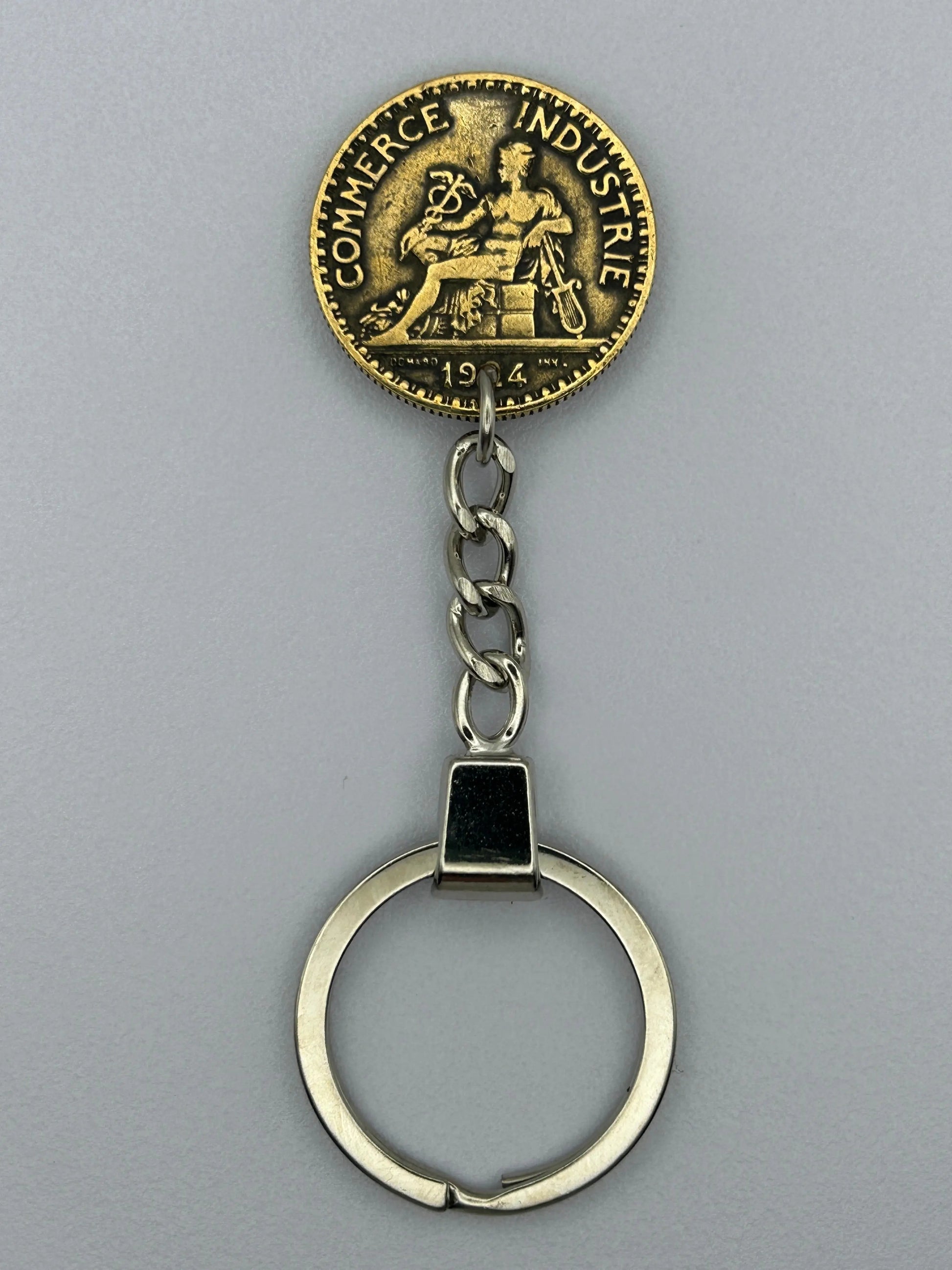 Porte-clés en pièce de monnaie, pratique et décoratif pour collectionneurs.
